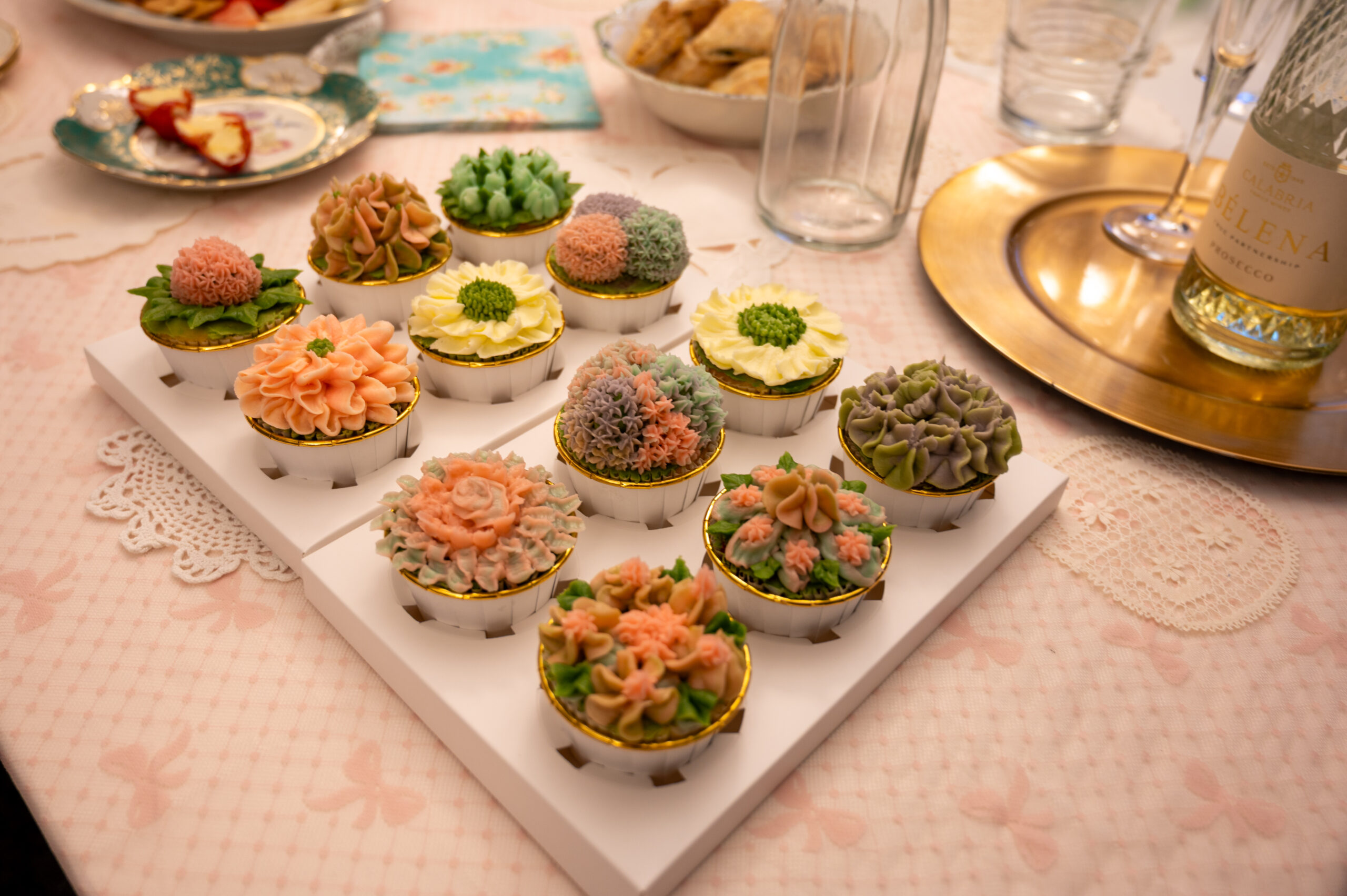 display of the floral designs on the cupcakes my mum and i decorated, at cupcakes by sarah showcasing our finished designs at the end of the cupcake decorating workshop